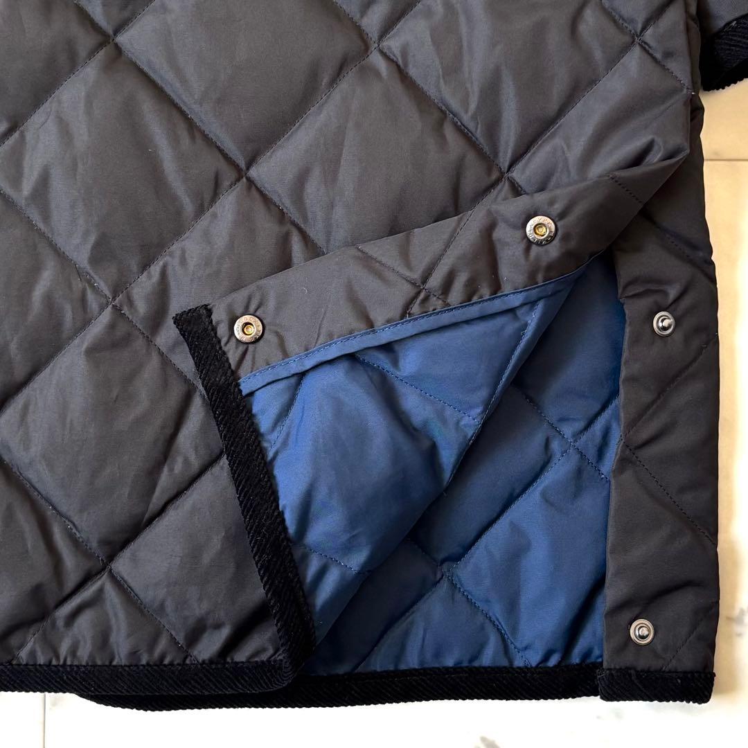 タイオン　パイピングノーカラーキルティングコート　コーデュロイ　ロゴボタン