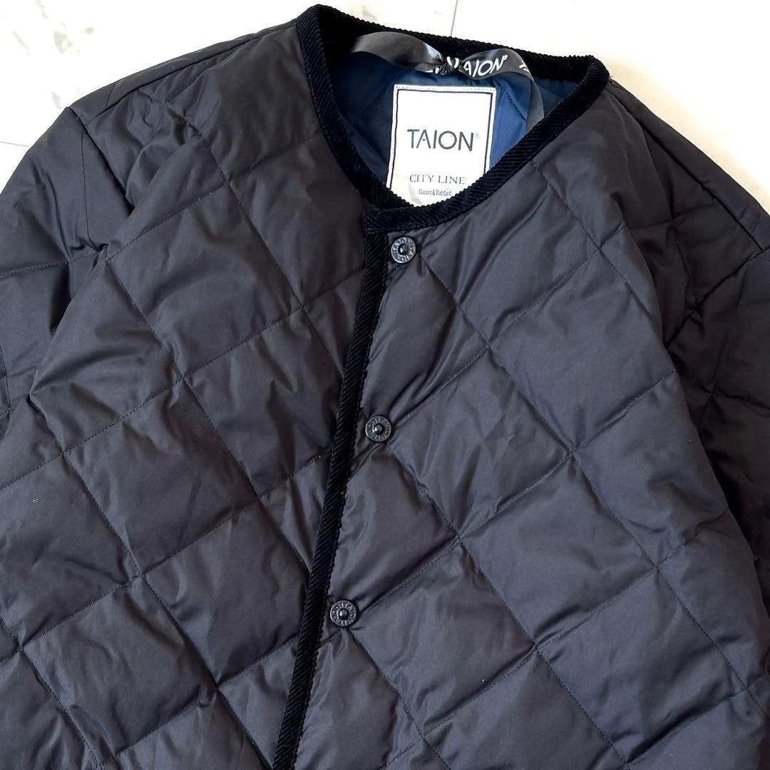 タイオン　パイピングノーカラーキルティングコート　コーデュロイ　ロゴボタン