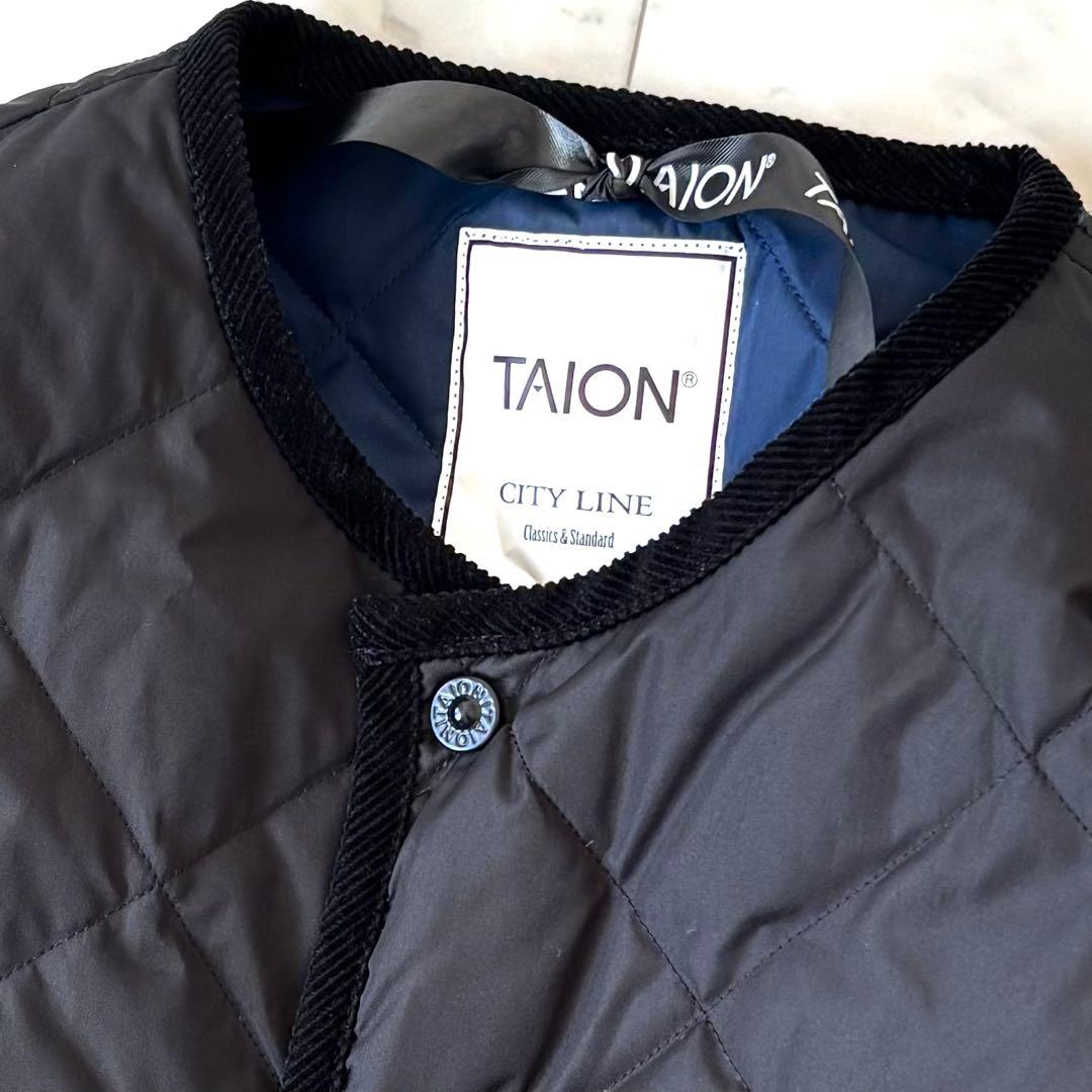 タイオン　パイピングノーカラーキルティングコート　コーデュロイ　ロゴボタン