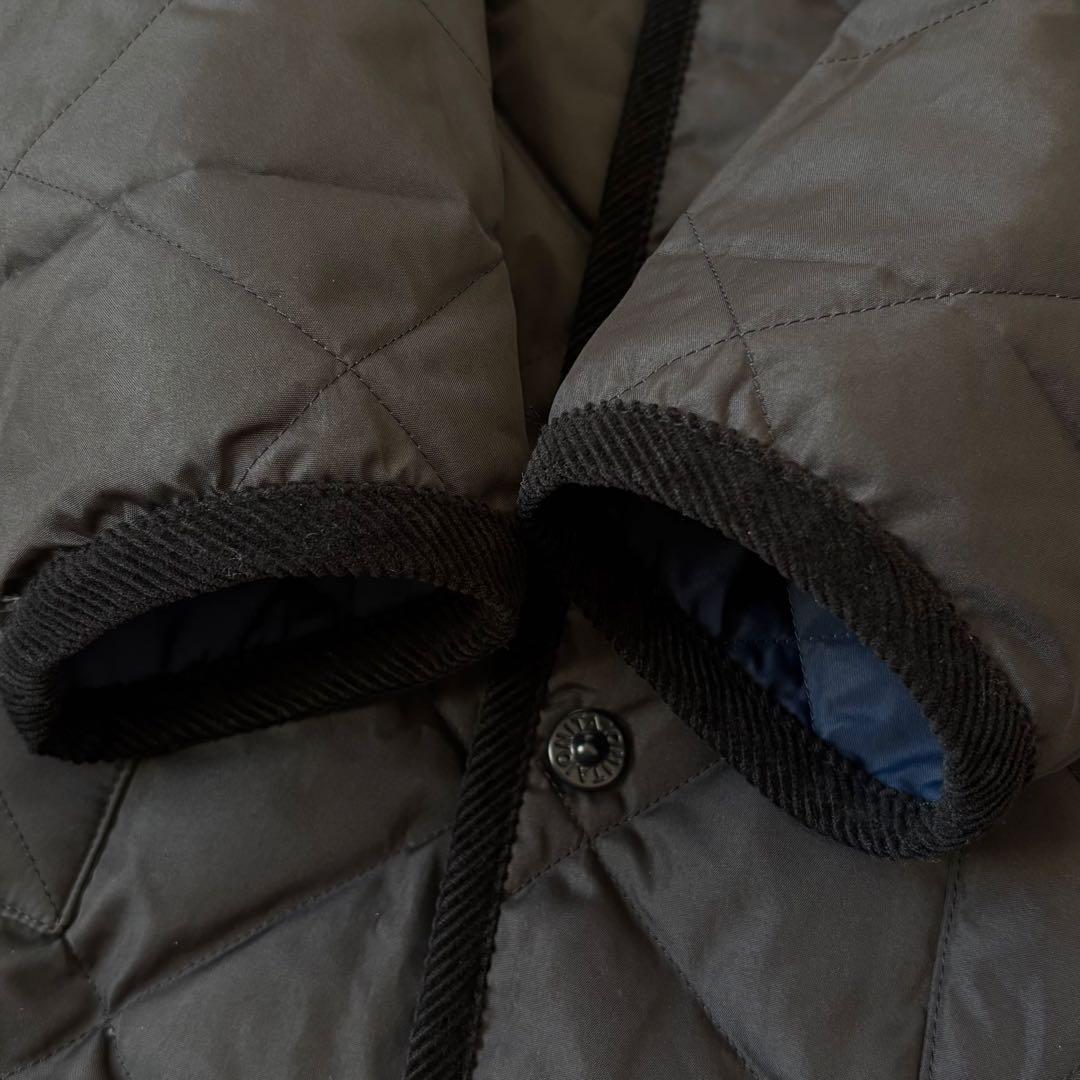 タイオン　パイピングノーカラーキルティングコート　コーデュロイ　ロゴボタン