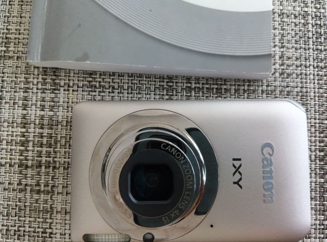 Canon デジカメ　IXY210F シルバー　ジャンク品