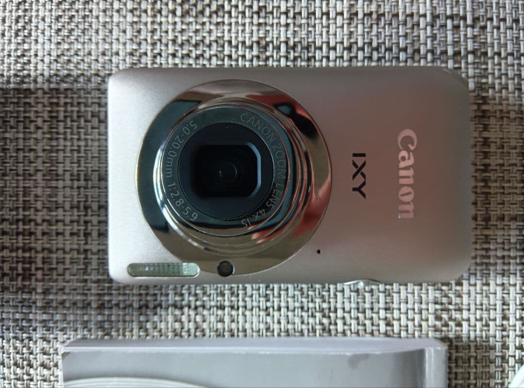 Canon デジカメ　IXY210F シルバー　ジャンク品