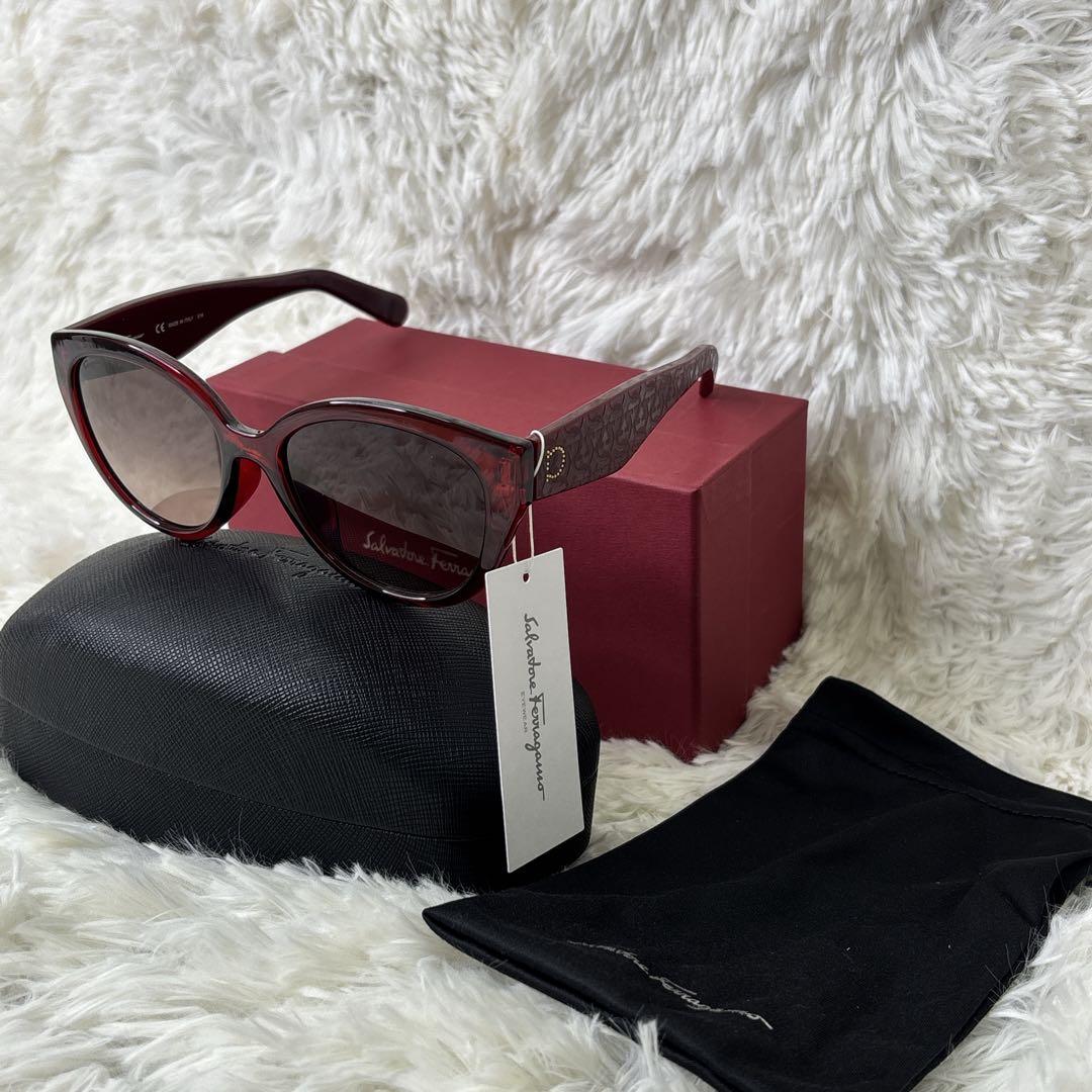未使用品　Ferragamo レッド キャットアイ サングラス　レディース