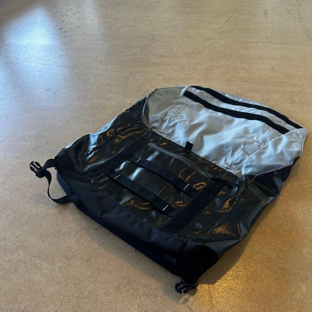 Patagonia メッセンジャー　ショルダーバッグ　Y2K 　黒　エナメル 黒