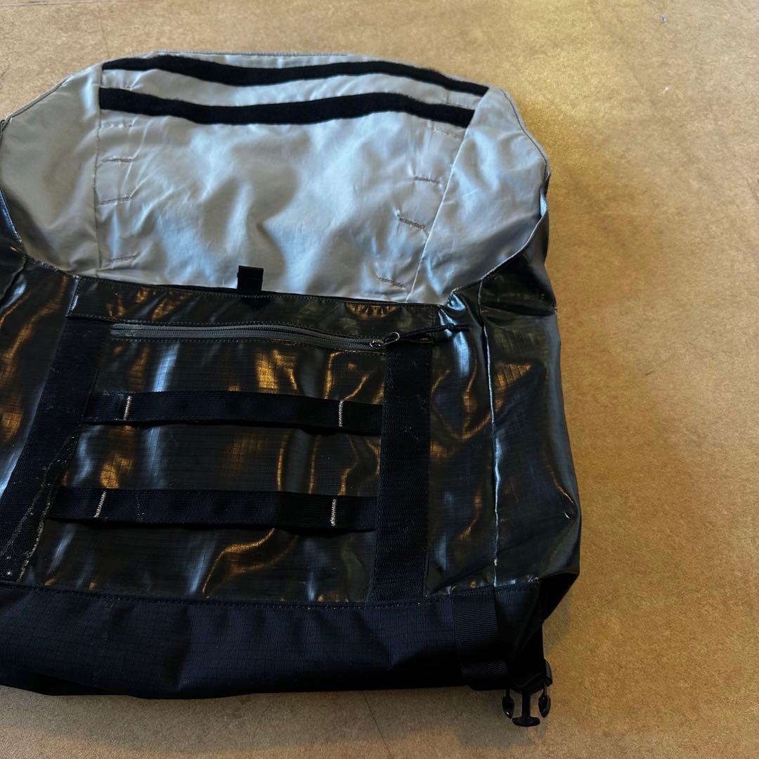 Patagonia メッセンジャー　ショルダーバッグ　Y2K 　黒　エナメル 黒