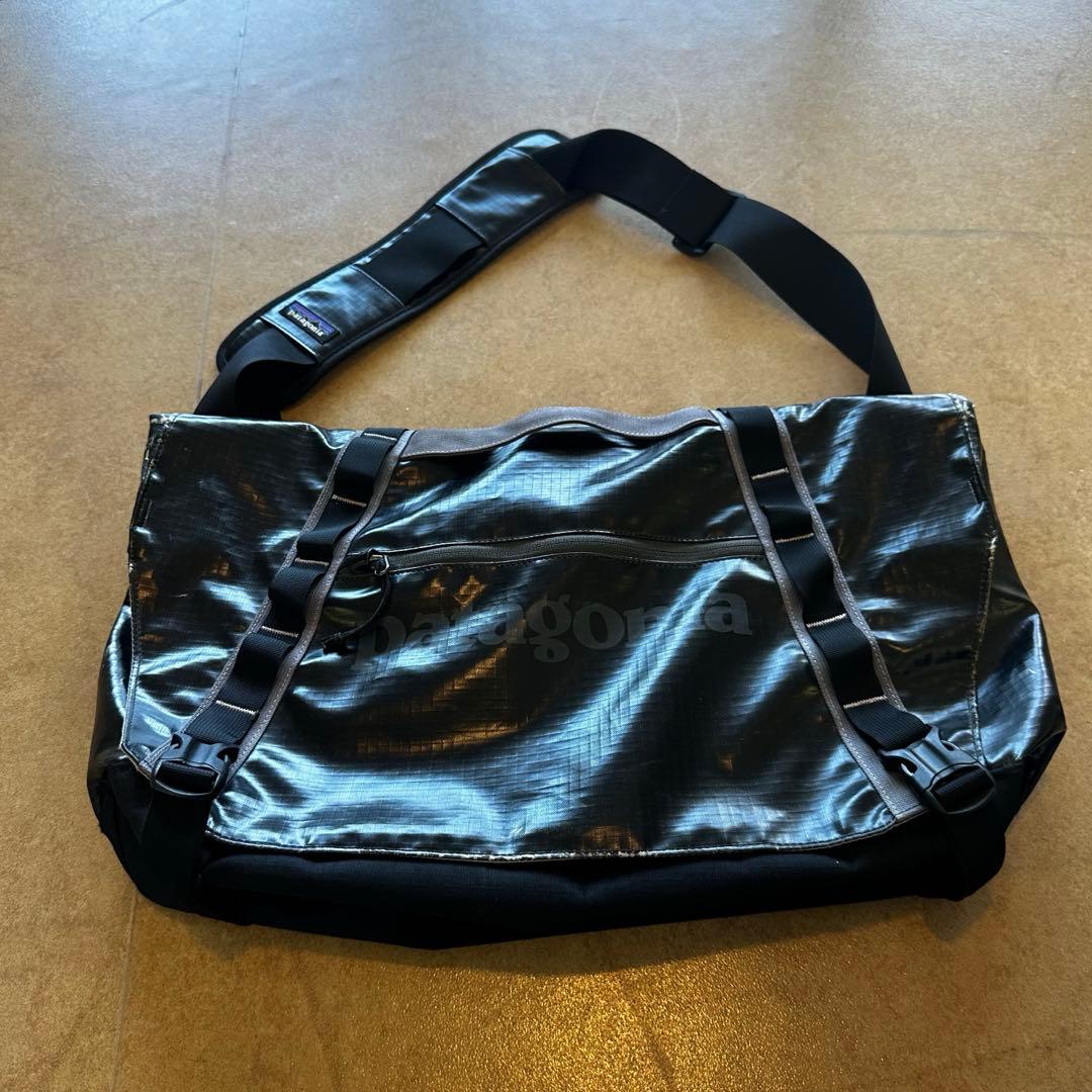 Patagonia メッセンジャー　ショルダーバッグ　Y2K 　黒　エナメル 黒