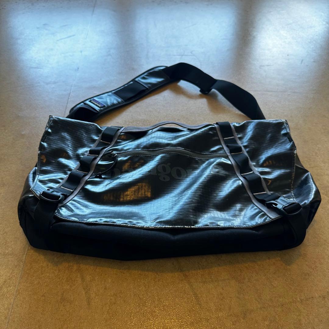 Patagonia メッセンジャー　ショルダーバッグ　Y2K 　黒　エナメル 黒