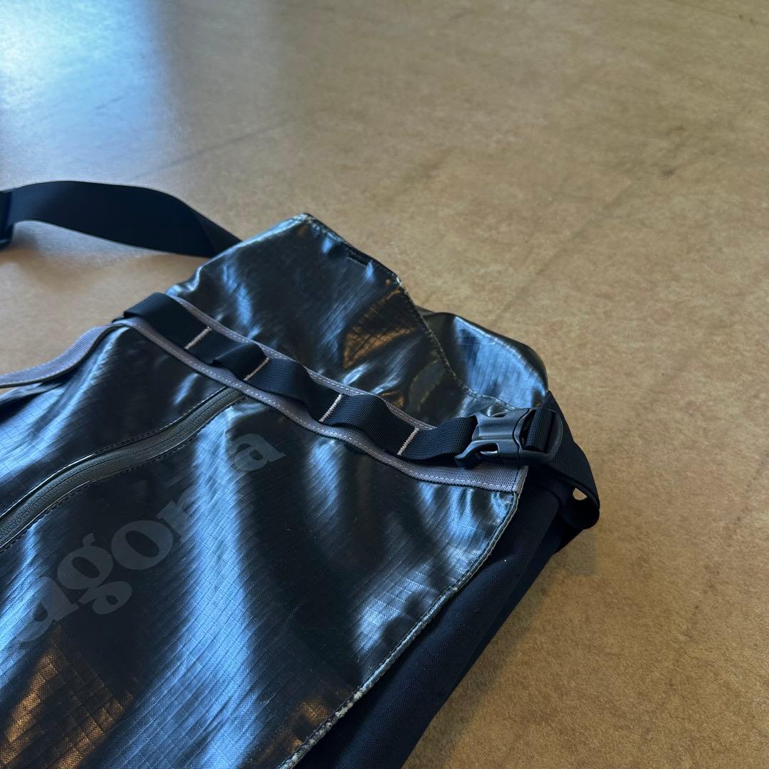 Patagonia メッセンジャー　ショルダーバッグ　Y2K 　黒　エナメル 黒