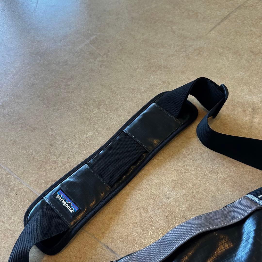 Patagonia メッセンジャー　ショルダーバッグ　Y2K 　黒　エナメル 黒