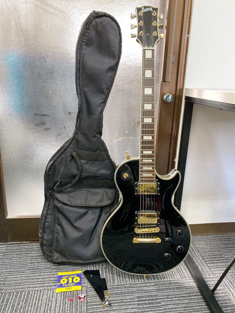＊Burny　エレキギター　ブラック×ホワイト
