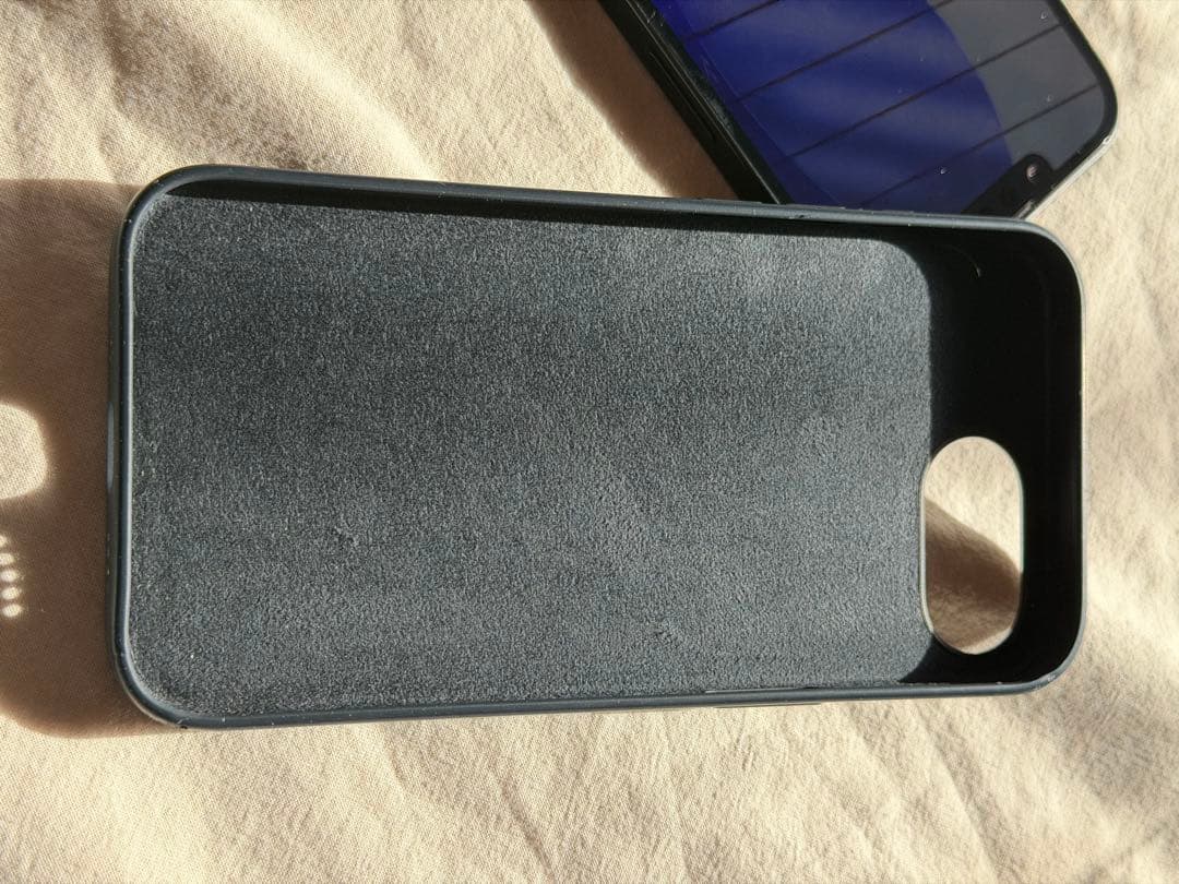 iPhone 16e 128GB SIM フリー + 純正シリコンケース