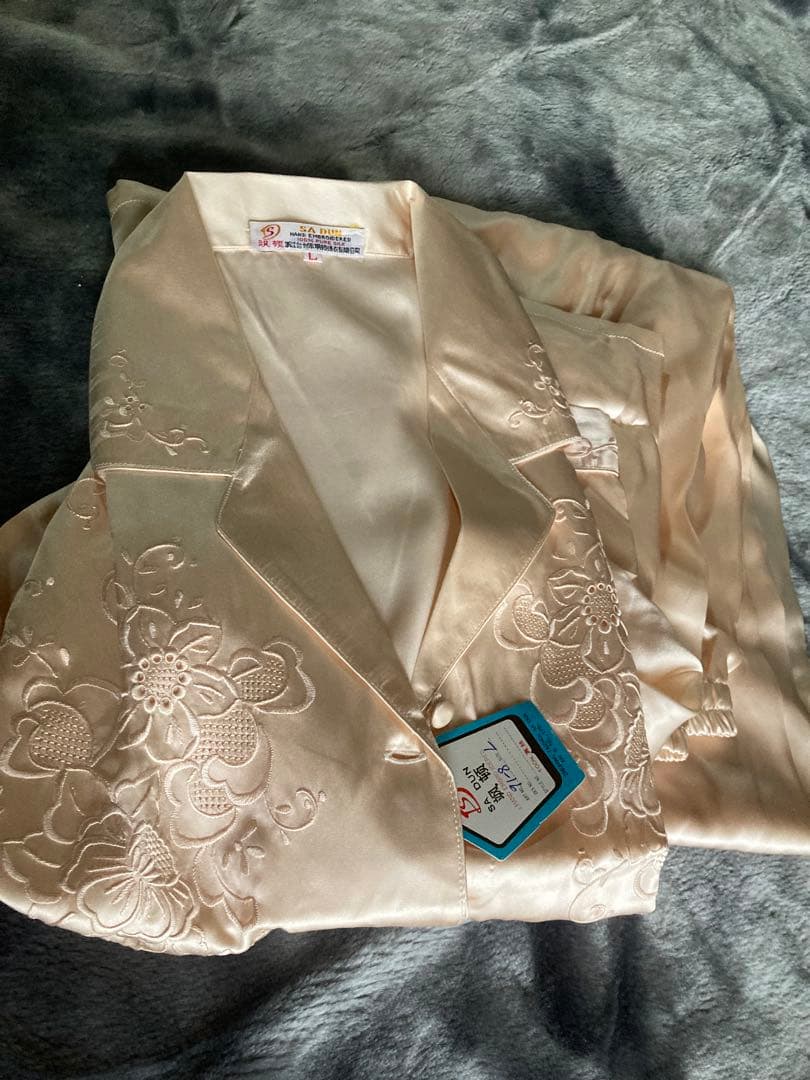 シルク100％刺繍入りレディースパジャマ