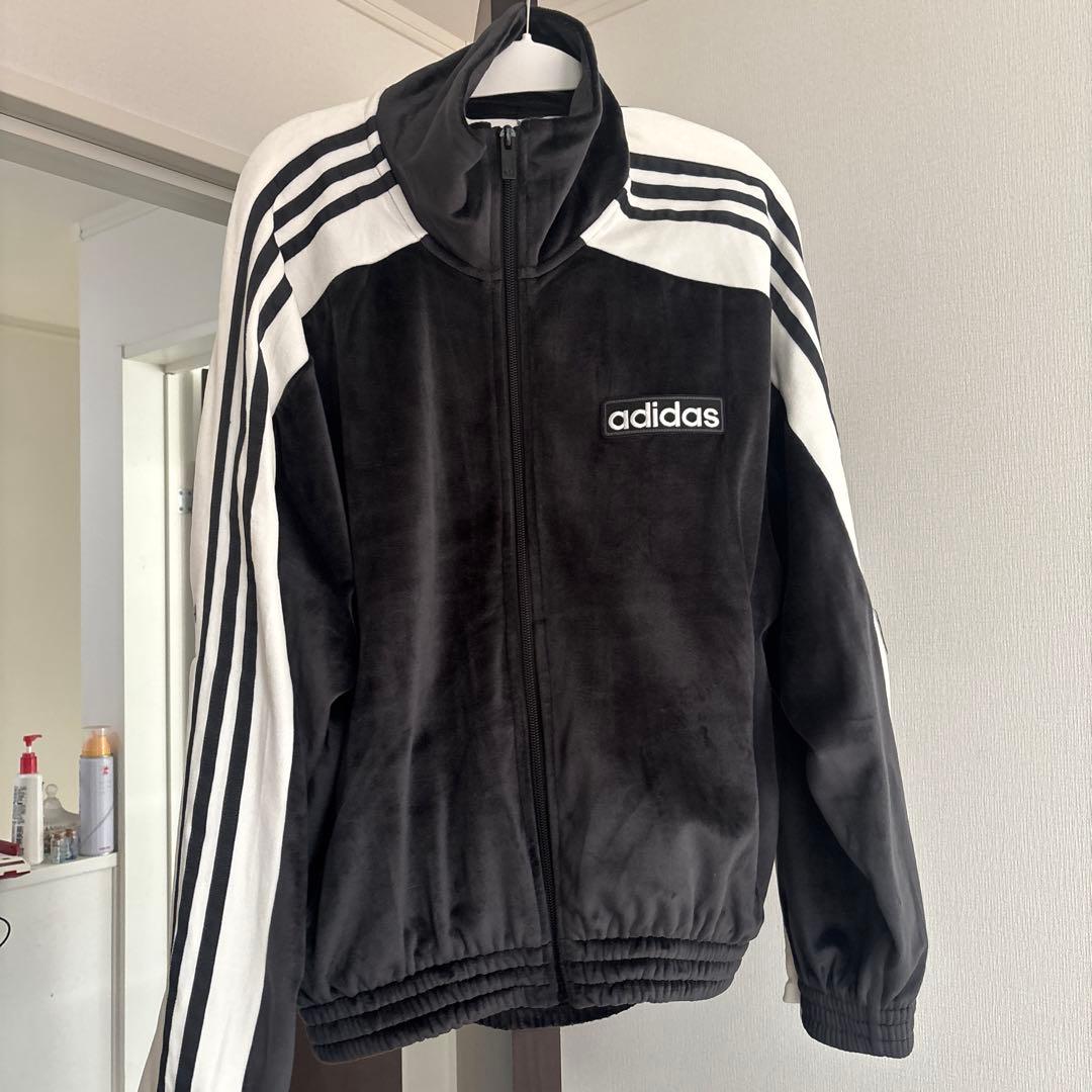 adidas ジップアップジャケット 黒 重盛さと美さん着