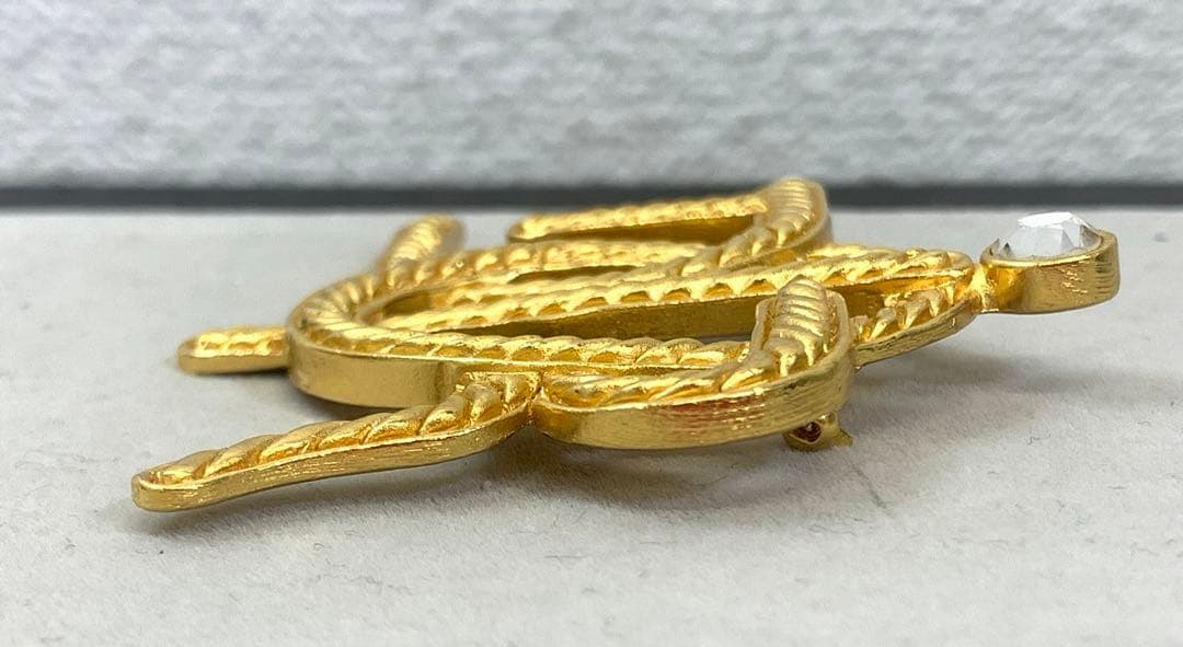 DIOR ディオール ブローチ ストーン アクセサリー ロゴ エンブレム