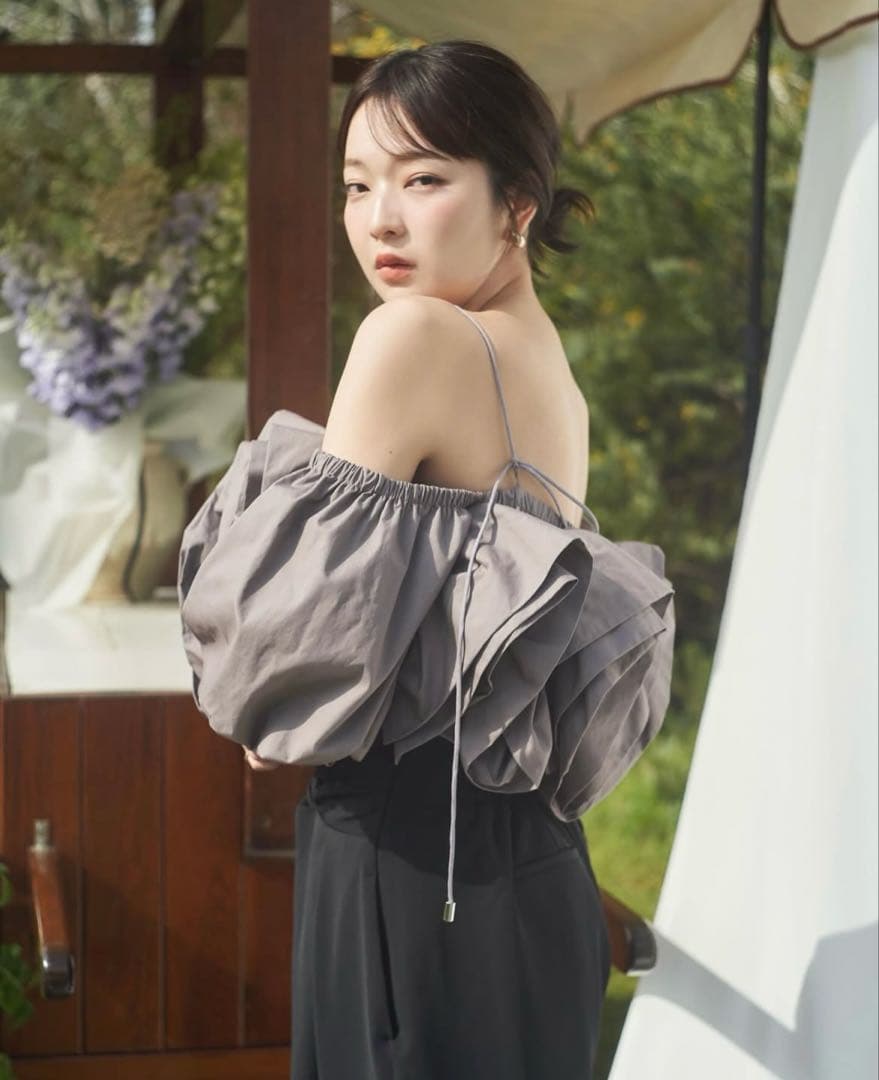 andequal ボリュームオフショルダーブラウス