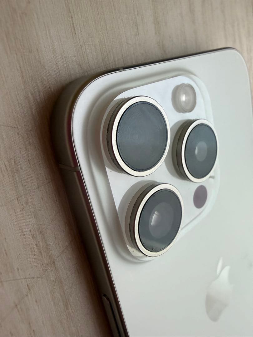 iPhone15 Pro 128GB 液晶に線あり