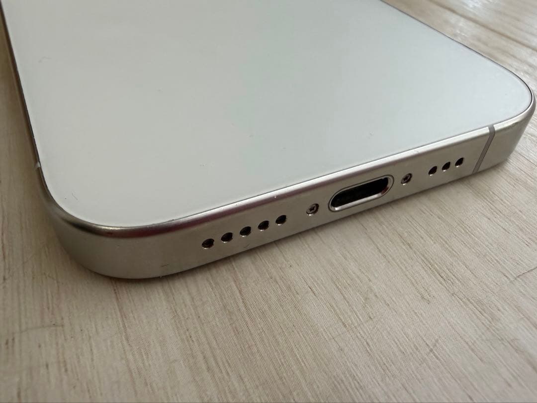 iPhone15 Pro 128GB 液晶に線あり