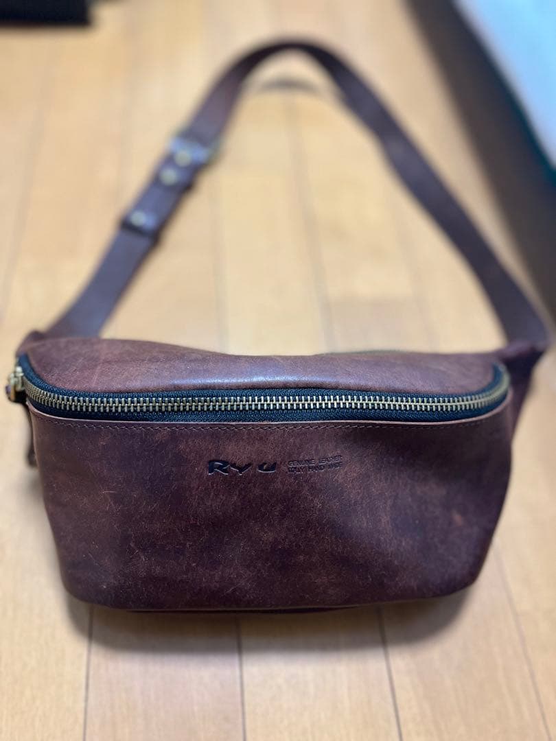 RYU レザーボディバッグ