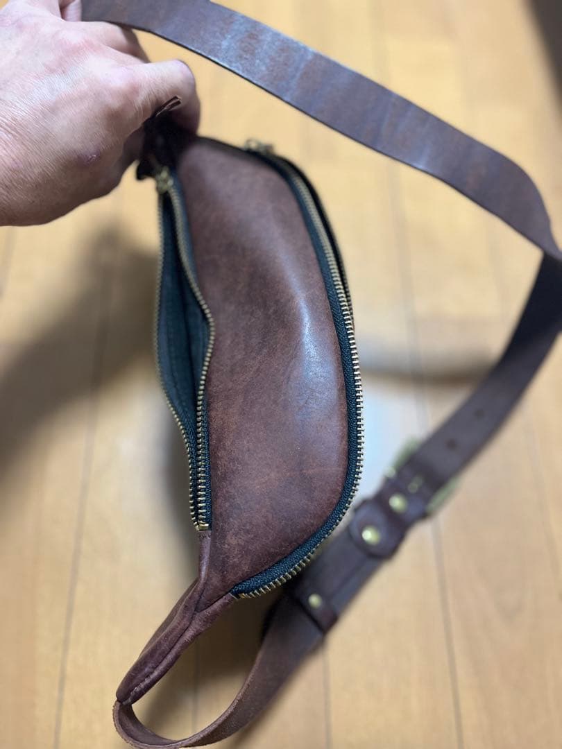 RYU レザーボディバッグ