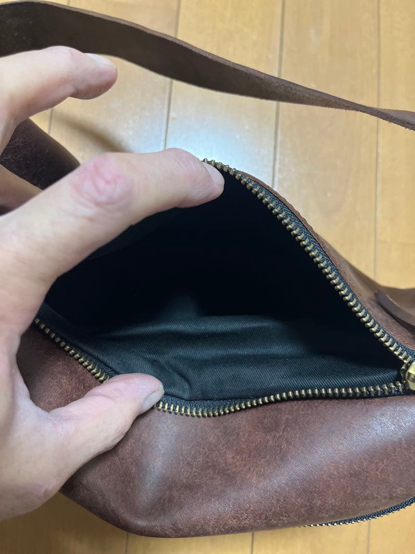 RYU レザーボディバッグ