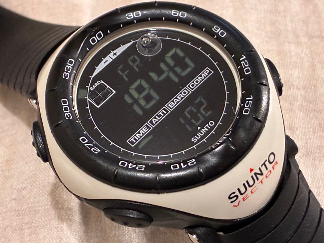 SUUNTO VECTOR 白 美品 時計本体のみ