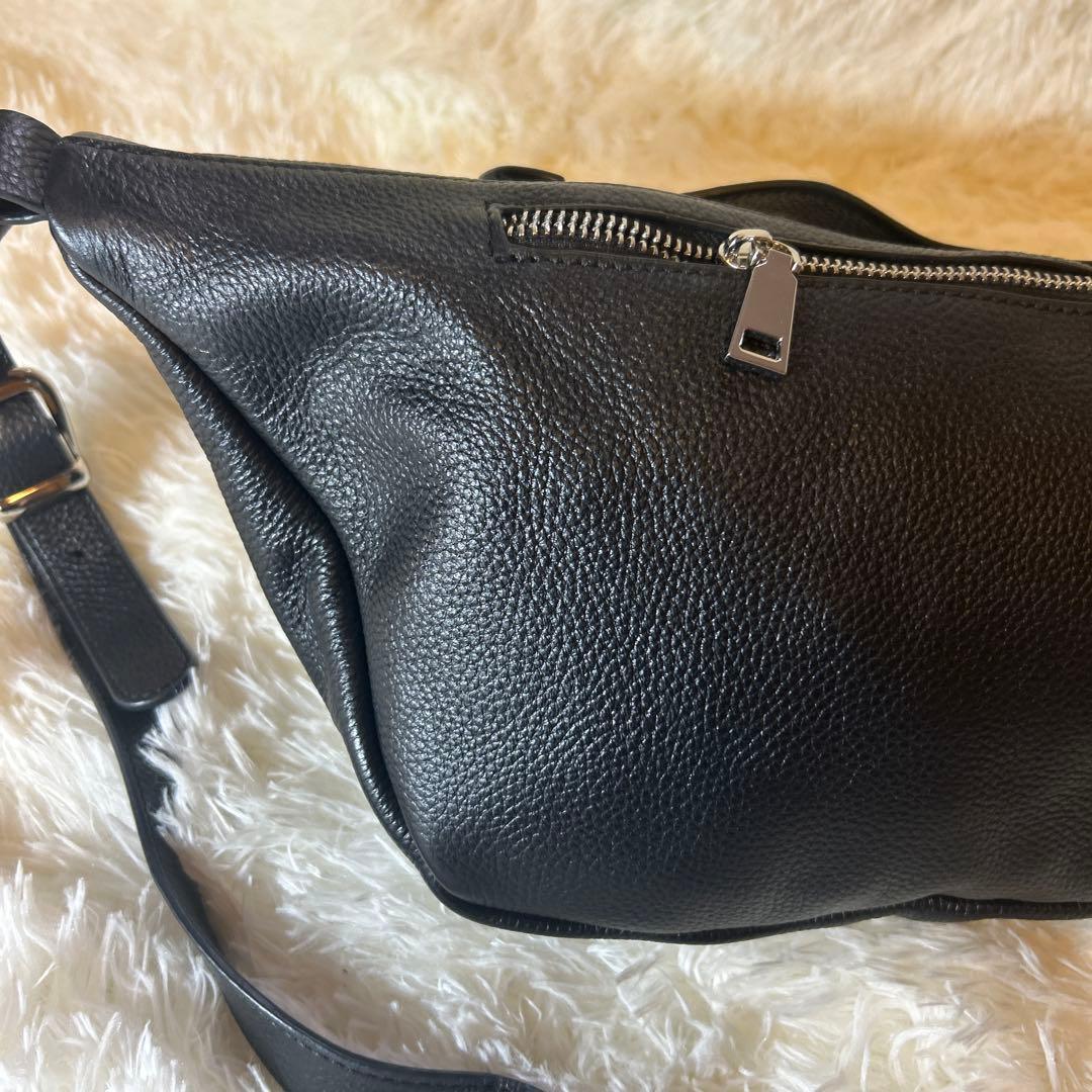 【極美品】nouer ヌエール　レザー　クロスボディバッグ　ブラック