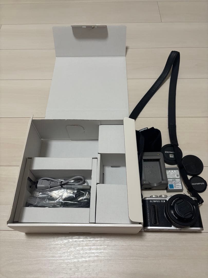 OLYMPUS PEN E-PL8 本体と付属品