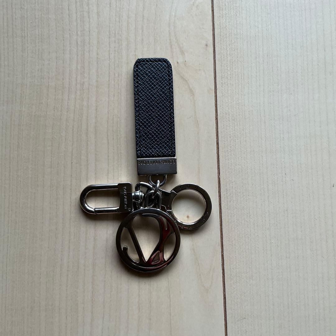 ルィヴィトン 黒い合成皮革 キーリング ロゴ付き
