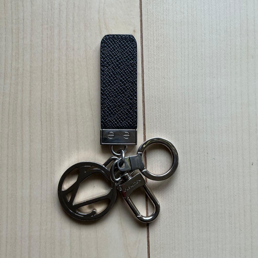 ルィヴィトン 黒い合成皮革 キーリング ロゴ付き