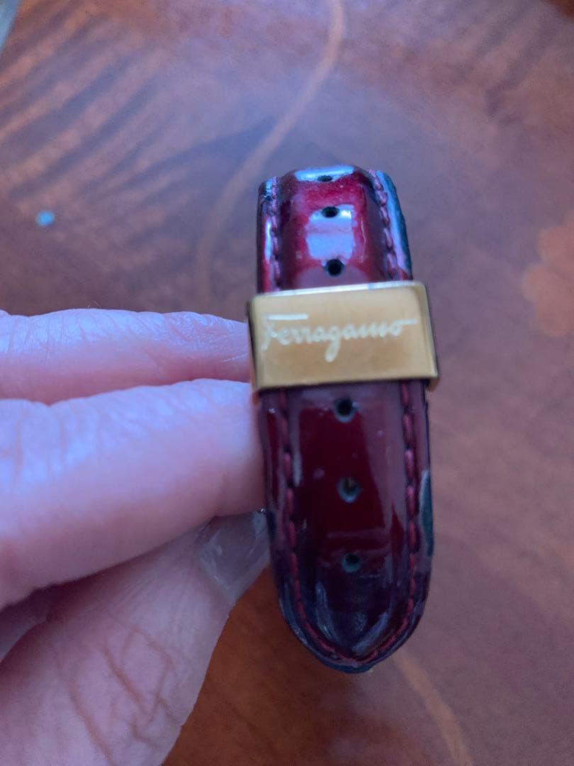 フェラガモ時計 赤