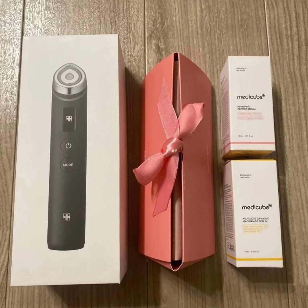 medicube メディキューブ　ブースタープロ　美顔器 美容液・ケース付き