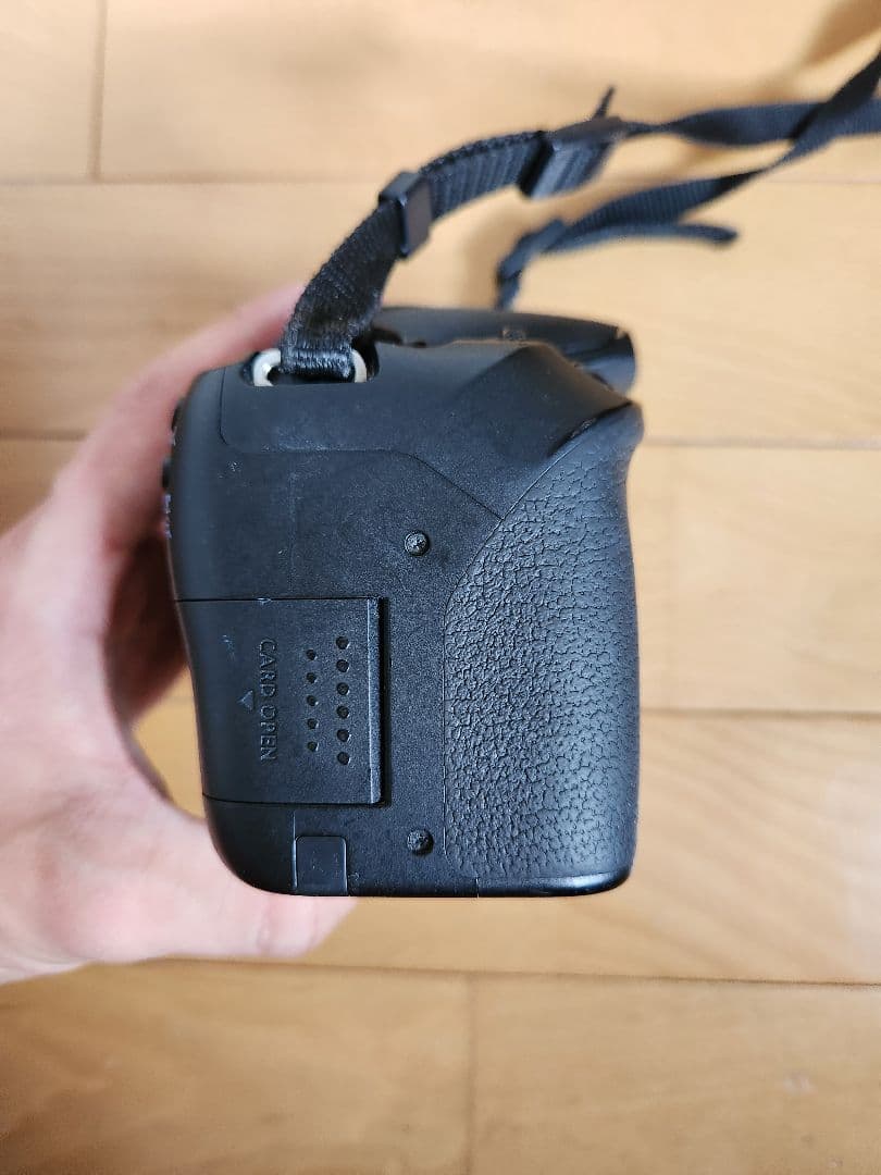 Canon kiss x10i(故障あり)　バッテリー　充電器　ストラップ