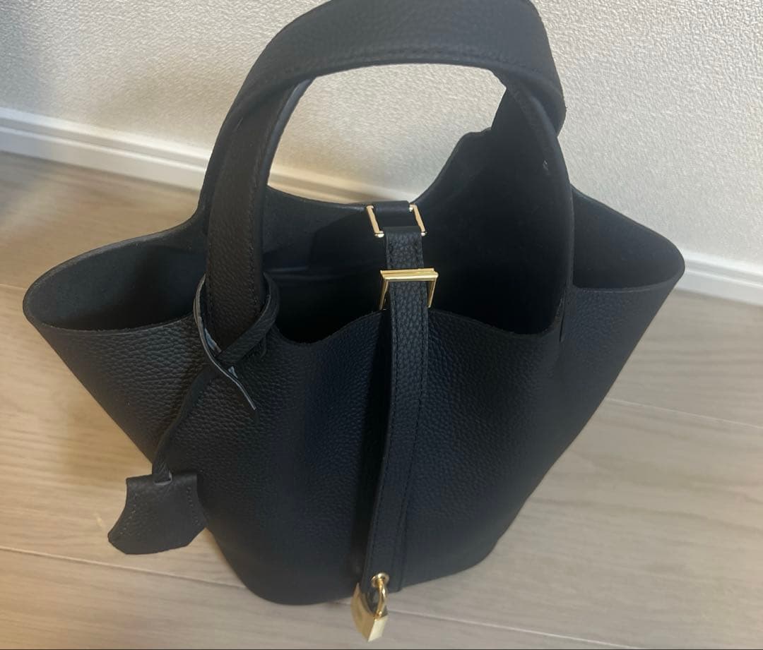 本革✨高級　キューブバッグ PM ハンドバッグ 黒　ブラック×ゴールド