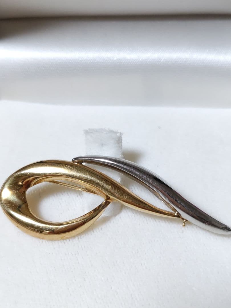 ESTELLE 　K18とプラチナ流線型ブローチ