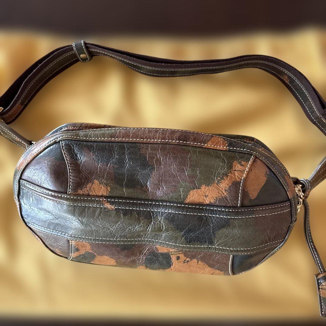 アニアリ　迷彩柄ボディバック