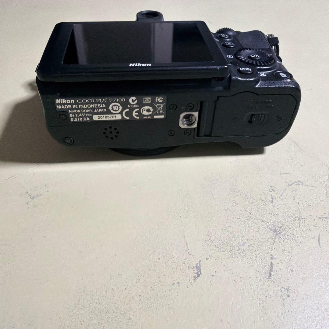 Nikon COOLPIX P7100 本体と充電器セット
