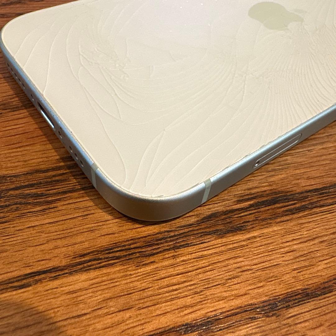 Apple iPhone 15 256GB グリーン　背面割れ
