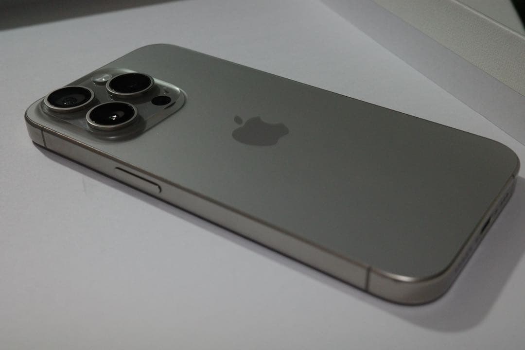 美品 iPhone15pro 256GB ナチュラルチタニウム　SIMフリー