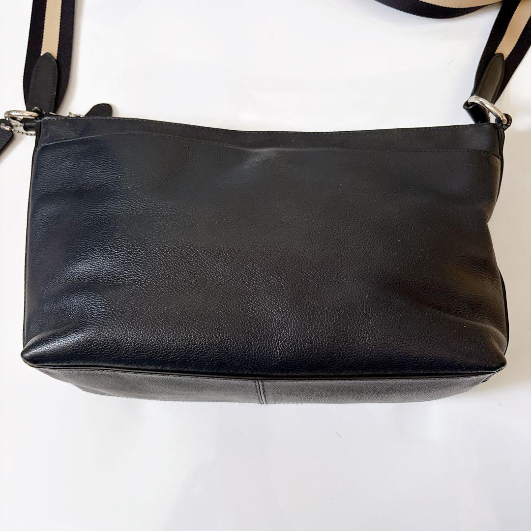 美品　コーチ　ショルダーバッグ　チャールズ スモール メッセンジャー　　レザー