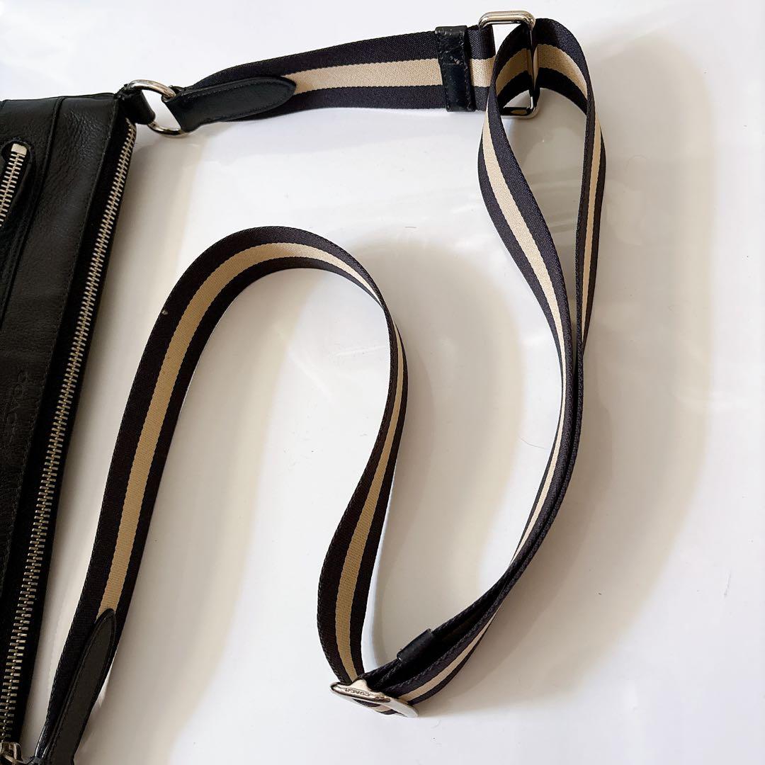 美品　コーチ　ショルダーバッグ　チャールズ スモール メッセンジャー　　レザー