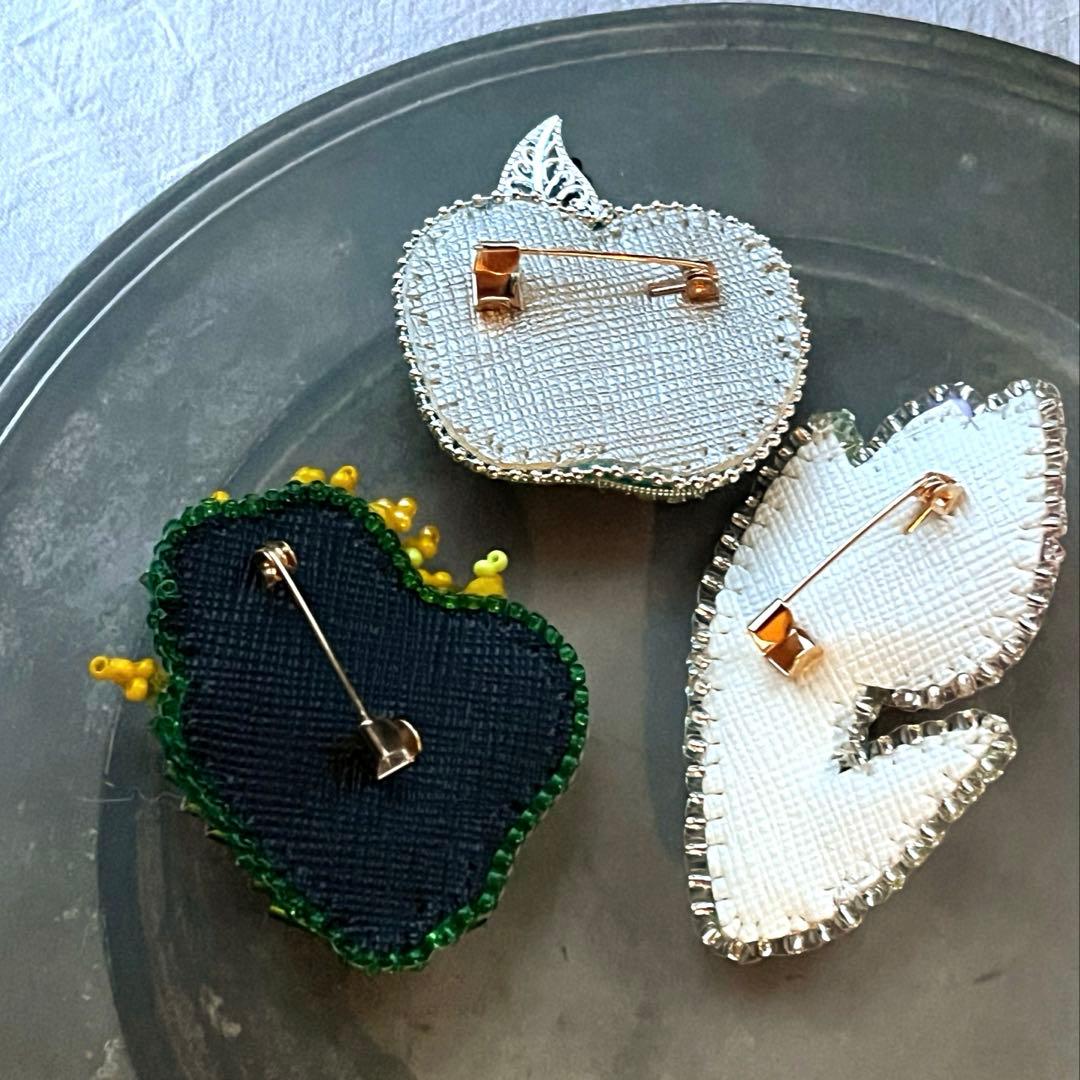 ミモザ ビーズ 刺繍 ブローチ ハンドメイドアクセサリー