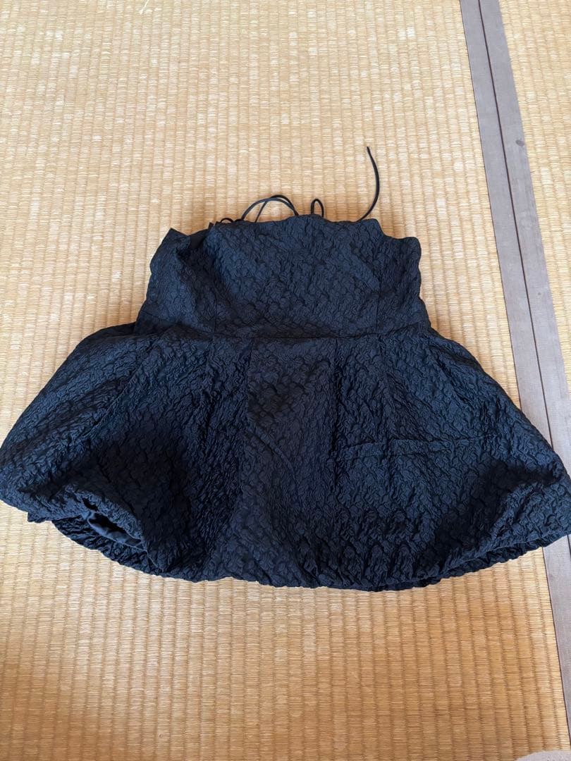 カベサロッソ　ジャカードペプラムバルーンキャミソール　ブラック