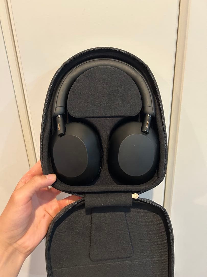 ブラック ワイヤレスヘッドホン 収納ケース付き