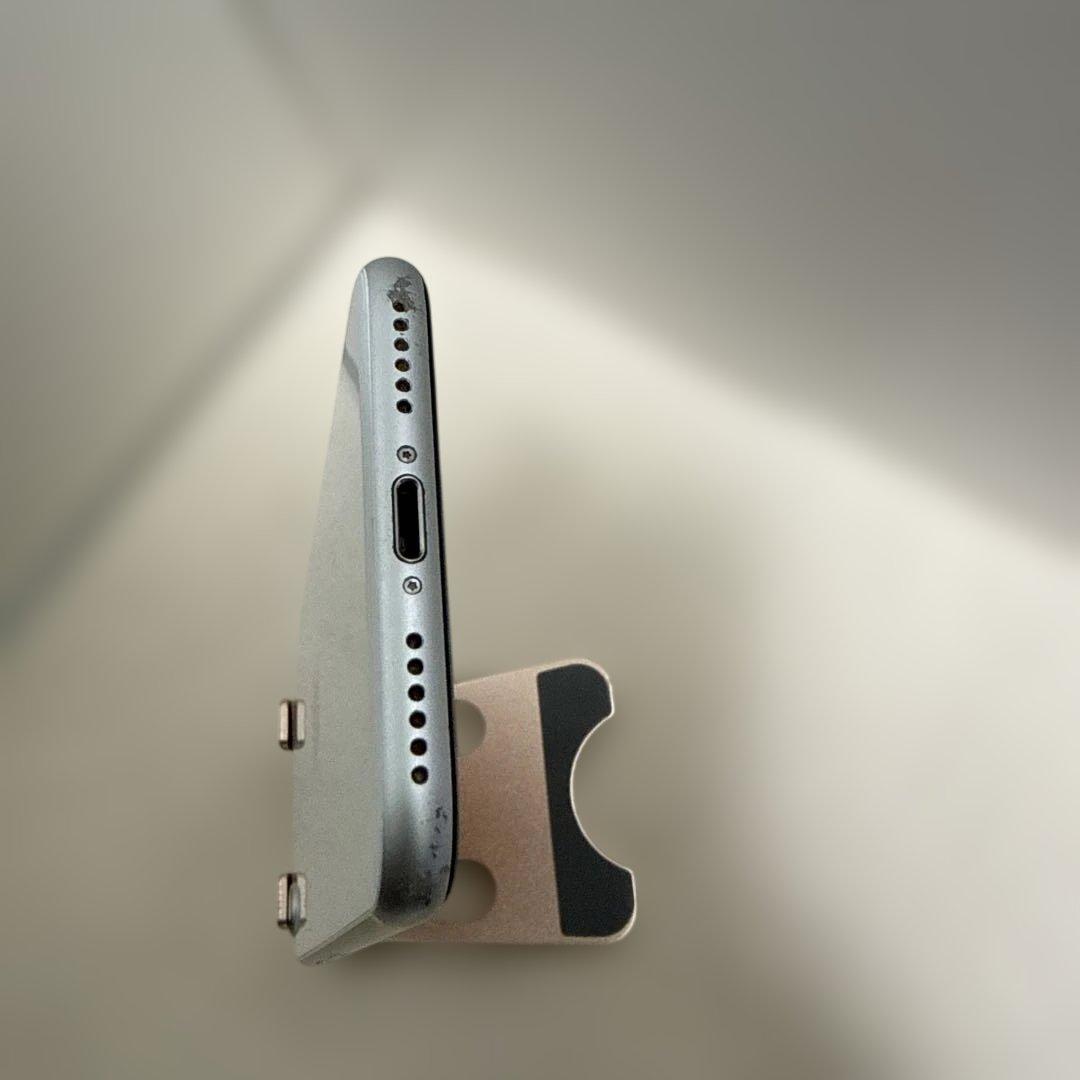 【美品】Apple iPhone SE 2世代 シルバー 本体