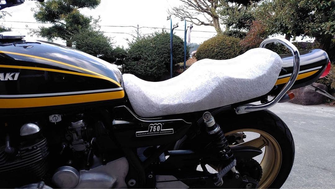 ゼファー750 シートベース　金具付き　アンコ抜き　チンチラ　後貼り