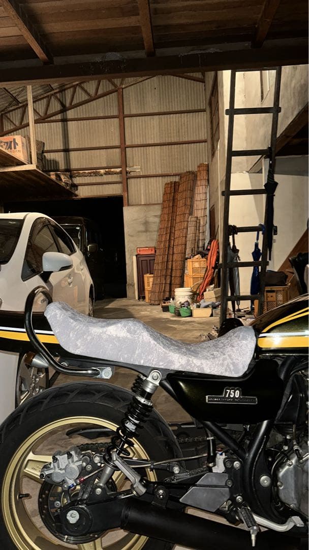 ゼファー750 シートベース　金具付き　アンコ抜き　チンチラ　後貼り