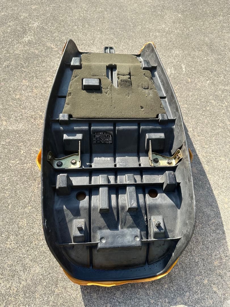 ゼファー750 シートベース　金具付き　アンコ抜き　チンチラ　後貼り