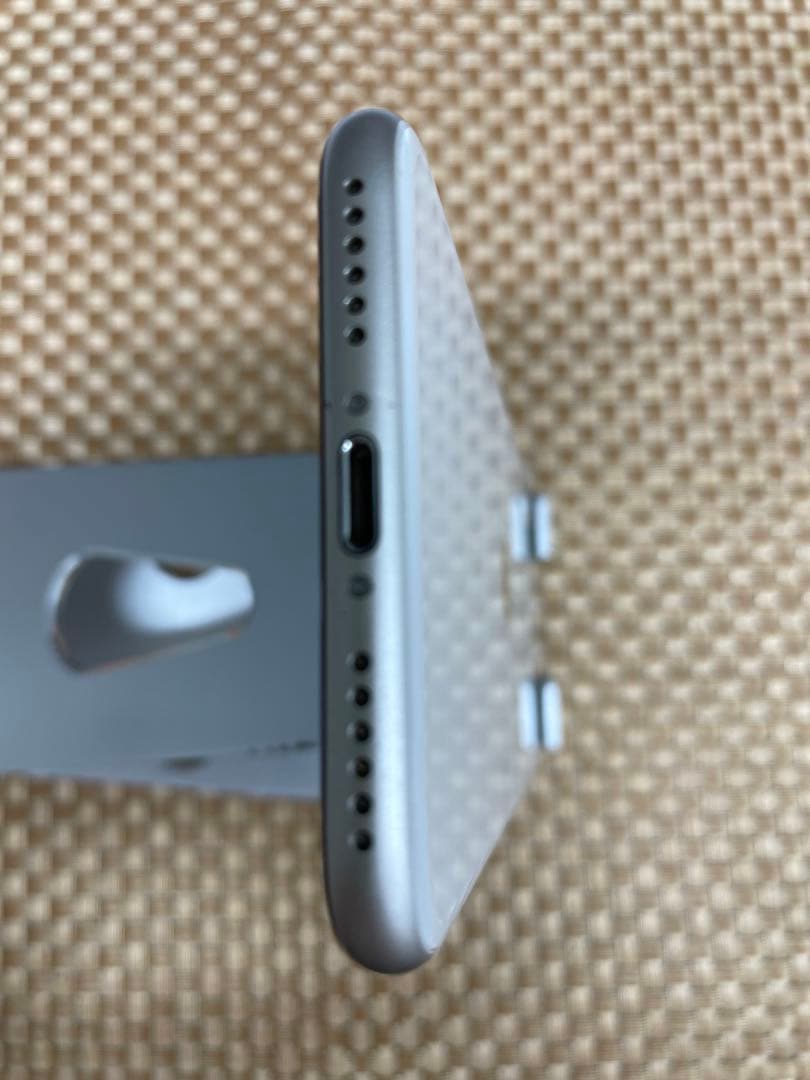 iPhone SE 第3世代 64 GBスターライトSIMフリー【2314】