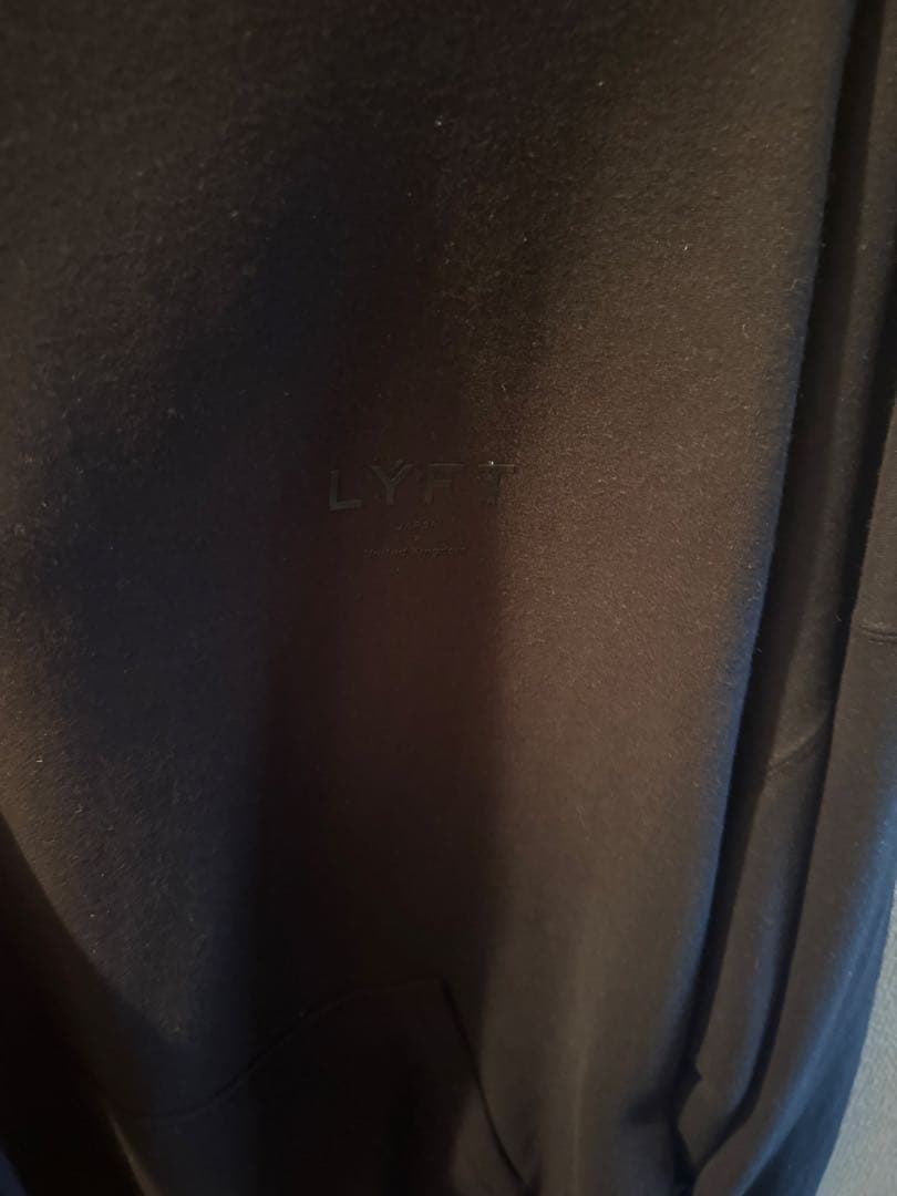 YE　LYFTブラックフライデー限定パーカー