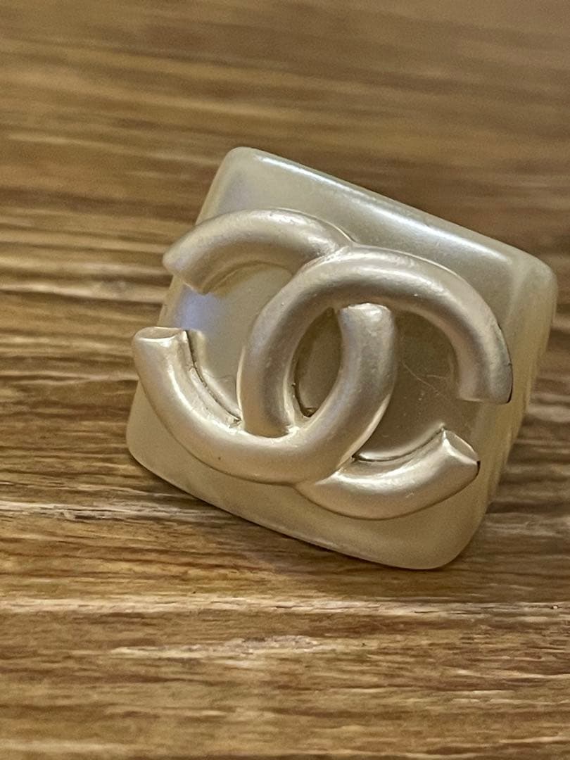 CHANEL シャネルプラスチックアイボリー ダブルCロゴ リング
